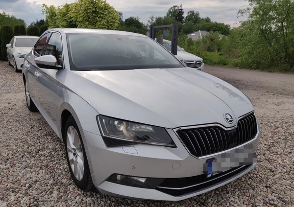 Skoda Superb cena 62900 przebieg: 250000, rok produkcji 2018 z Ostrołęka małe 704